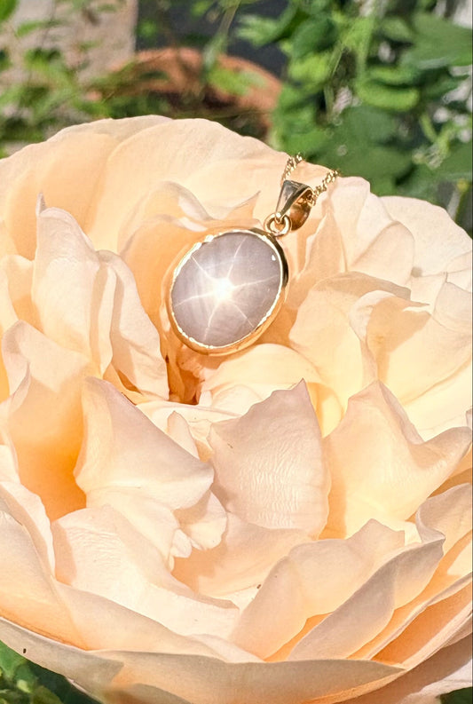 Vintage Natural Star Sapphire Pendant Necklace | 18ct Gold